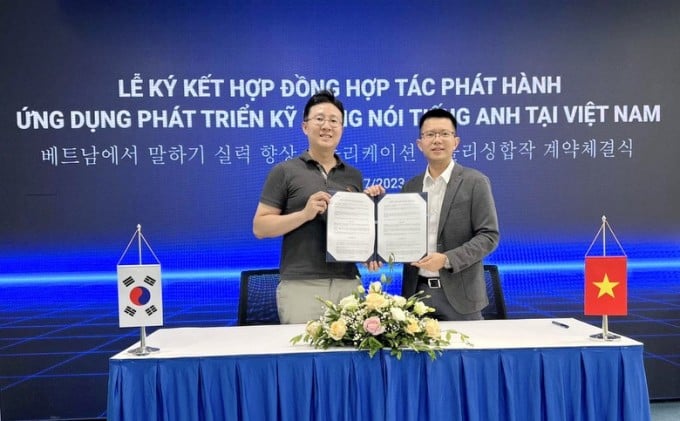 VTC OnlineのディレクターであるLe Viet Hoa氏（右）とHodoo LabsのディレクターであるKim Min Woo氏は、昨年7月にハノイで、ベトナムでBetia Englishアプリケーションをリリースするための協力契約に署名しました。写真: ファム・ドゥック