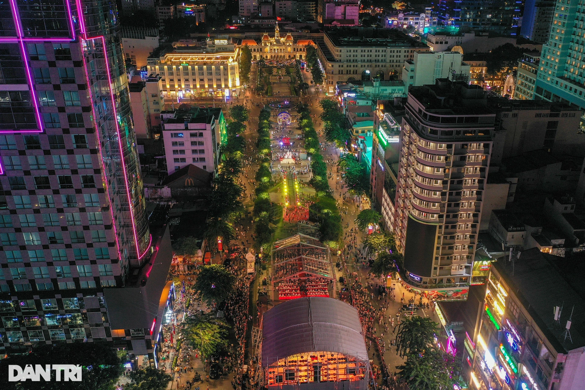 Thousands of Ho Chi Minh City residents eagerly "go to Hanoi" right on Nguyen Hue street