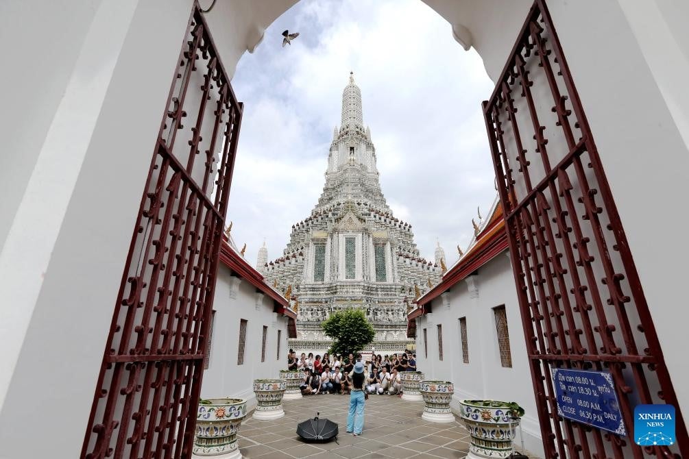 Chinese tourists take photos at Wat Arun, one of the most famous Buddhist temples in Bangkok, Thailand. Photo: Xinhua