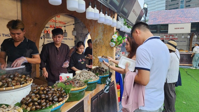 People enjoy going to "Dong Xuan market" to enjoy food right on Nguyen Hue street.