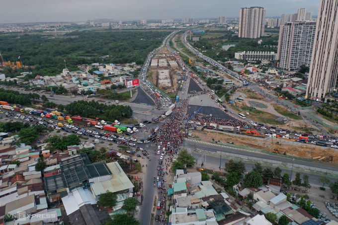 ຂະບວນລົດແລ່ນຜ່ານສີ່ແຍກ An Phu, ເມືອງ Thu Duc ໃນວັນປີໃໝ່ 2024. ພາບ: Quynh Tran