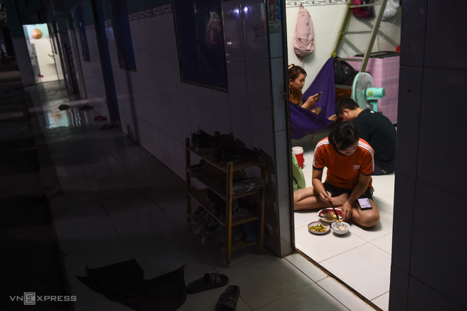 Meal of laid-off workers at the Uyen Hung Ward boarding house, Tan Uyen Town (Binh Duong), early 2023. Photo: Thanh Tung