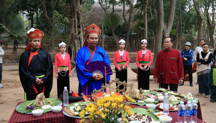 How do Muong people set up a pole to welcome Lunar New Year 2025?