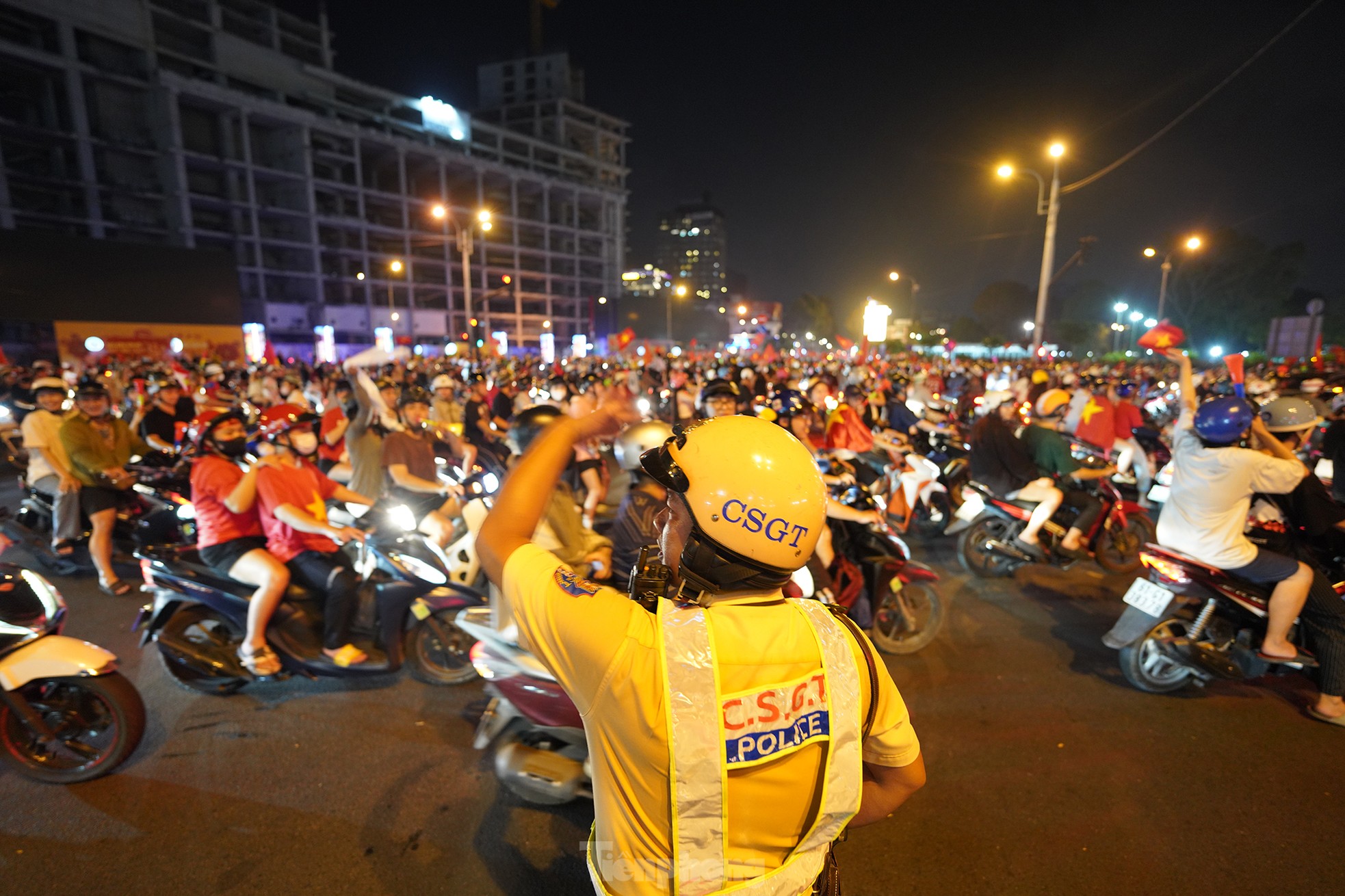 Ho Chi Minh City fans dye Ben Thanh market and central streets red photo 14