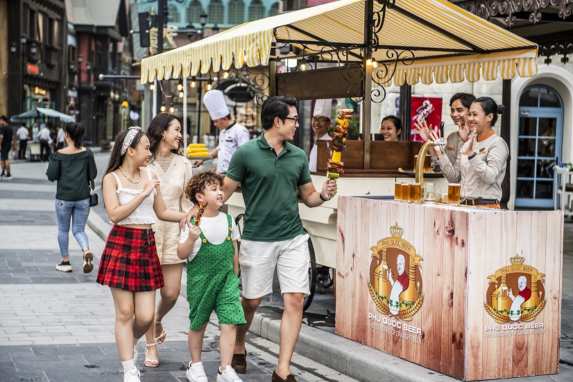  
Thưởng thức các món ngon đường phố tại Lễ hội ẩm thực năm châu