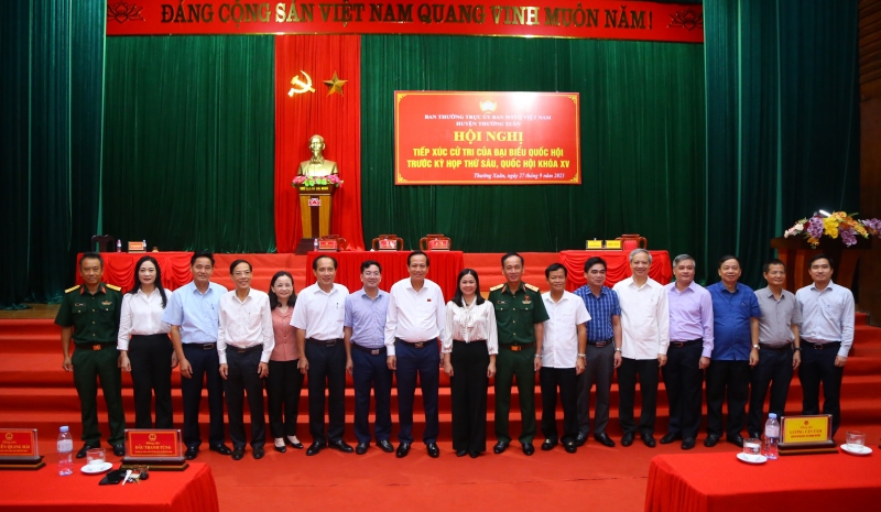 El ministro Dao Ngoc Dung con delegados y votantes del distrito de Thuong Xuan