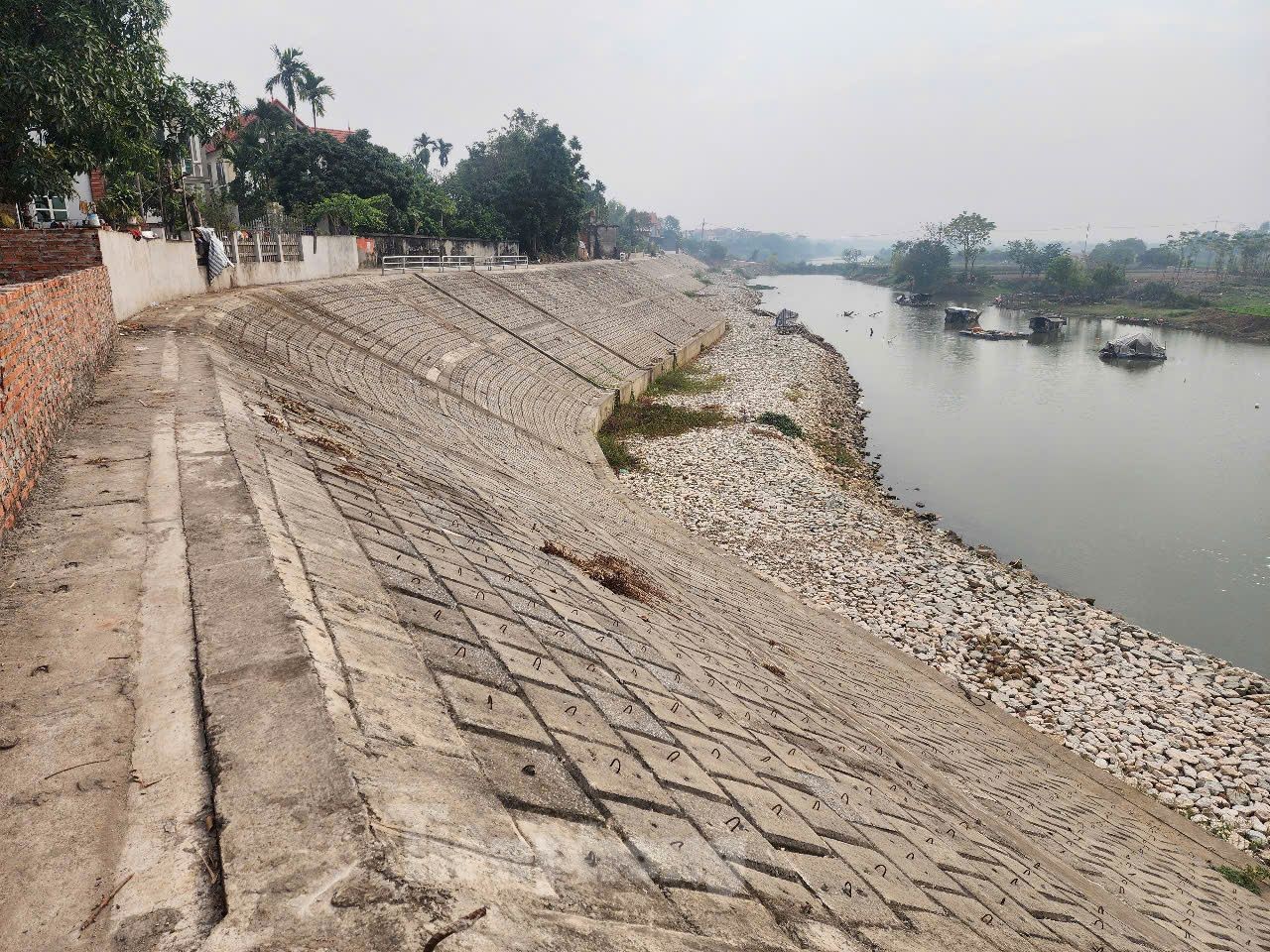 Hanoi : une digue s'effondre, des maisons s'inclinent et se fissurent photo 10