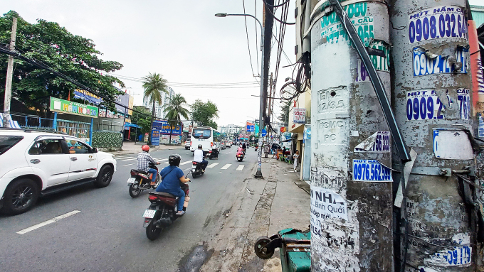 Trụ điện trên đường Xô Viết Nghệ Tĩnh, quận Bình Thạnh, chằng chịt các mẩu rao vặt, xen kẽ là các vết cạo bóc nham nhở, sáng 23/9. Ảnh: Giang Anh