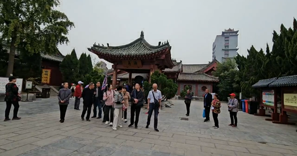 „Zeitreise“ zur Erkundung des Kaifeng-Palastes von Bao Qingtian in China