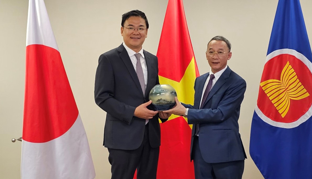 Le président du Comité populaire provincial de Lam Dong et l'ambassadeur du Vietnam au Japon ont offert des souvenirs