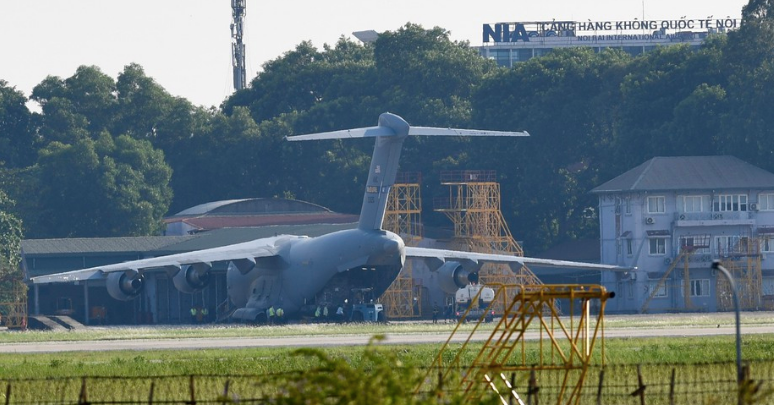 Super transport serving the US President's visit to Noi Bai