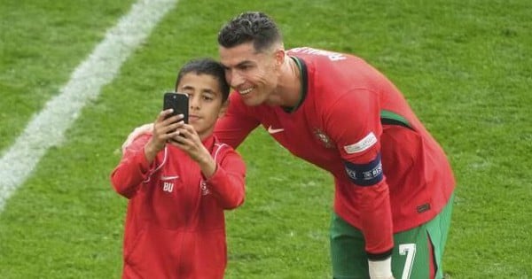 CĐV nhí 'vượt rào' chạy vào sân, có ngay ảnh để đời với Ronaldo