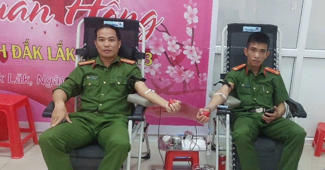 2 commune police officers in Dak Nong traveled nearly 70km to donate blood to save lives