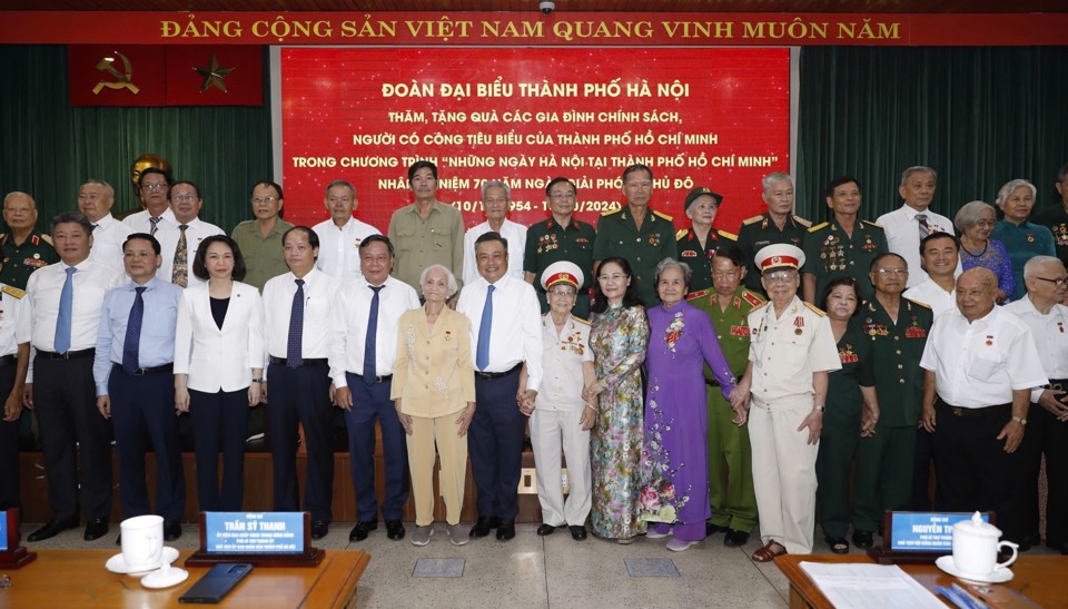 Đại biểu lãnh đạo 2 thành phố chụp ảnh lưu niệm cùng các gia đình chính sách, người có công