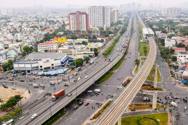 ห้ามรถบรรทุกน้ำหนักเกิน 5 ตัน ข้ามสะพานลอยเหล็กทางเข้านครโฮจิมินห์ เพื่อสร้างรถไฟฟ้าสาย 1