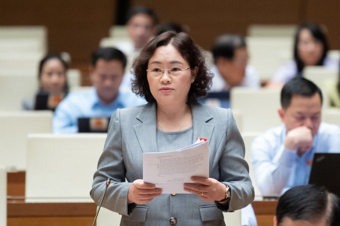 Delegate Lo Thi Luyen speaks at the National Assembly hall on the afternoon of November 3. Photo: National Assembly Media