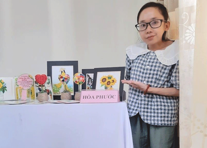 Mme Ho Thi Lang a remporté le premier prix du concours « Idée de startup » 2023 grâce à sa peinture sur papier quilling. Photo : NVCC