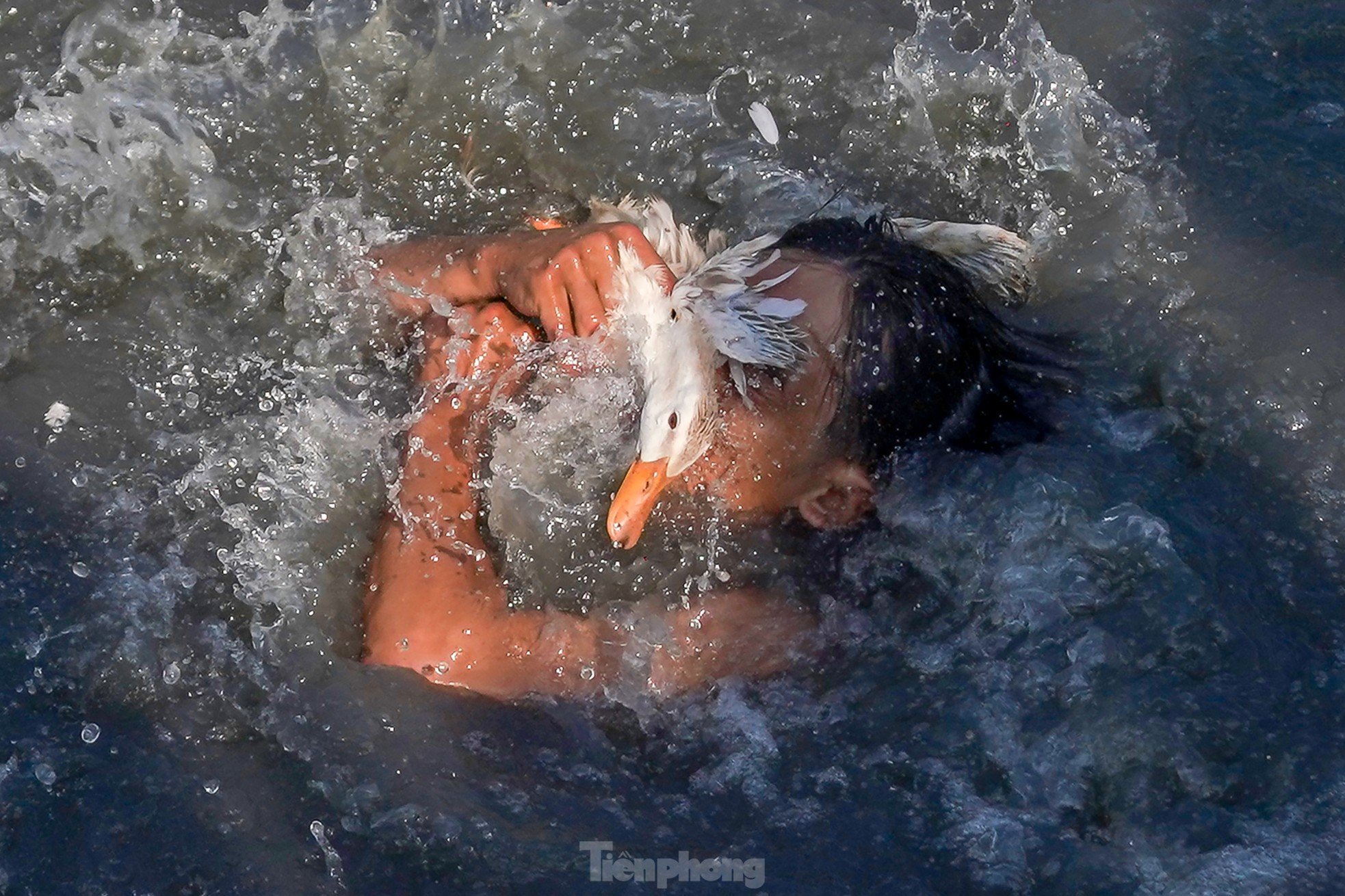 Cientos de personas compiten en 'vadear el río para atrapar patos' foto 11
