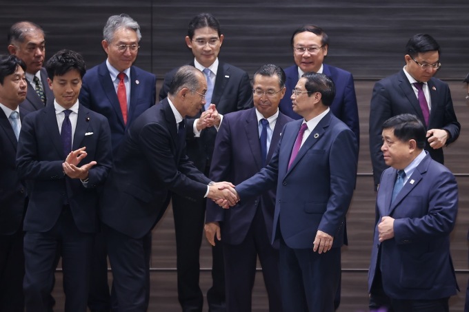 El primer ministro Pham Minh Chinh se reunió con empresarios japoneses en el foro empresarial Vietnam-Japón en la tarde del 21 de mayo en Hiroshima, Japón. Foto: Nhat Bac