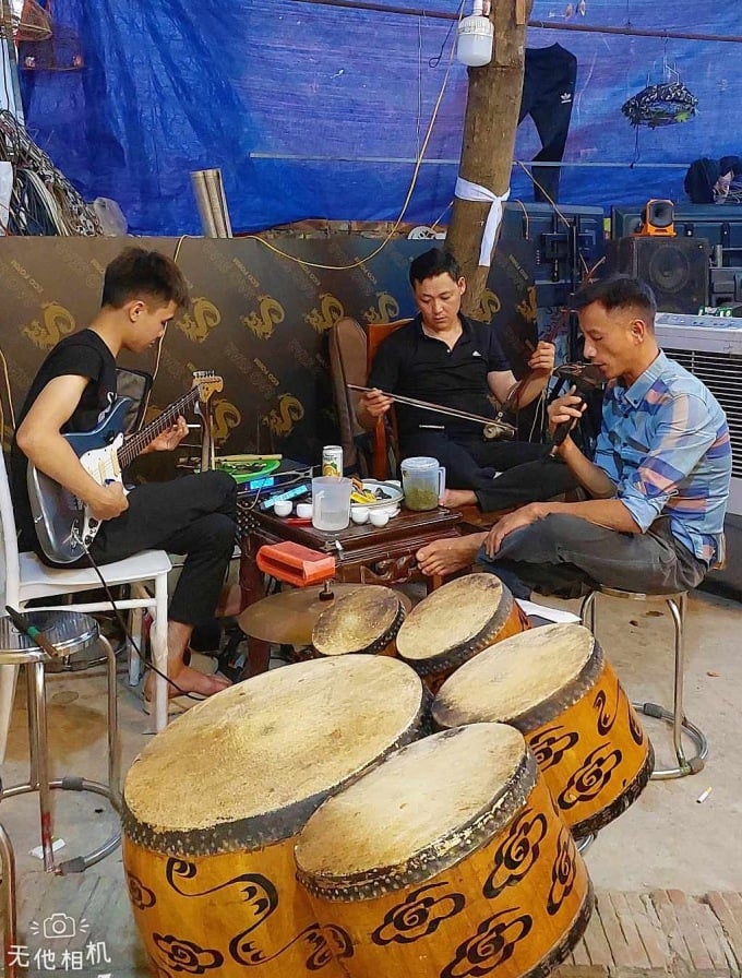 El hijo mayor de Thanh (extremo izquierdo) y dos familiares lloraron en el funeral en el distrito de Quoc Oai, Hanoi, el 26 de abril. Foto: Personaje proporcionado