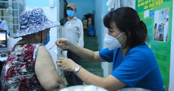 Vietnam implementa dosis de refuerzo de la vacuna contra la COVID-19 para grupos de riesgo