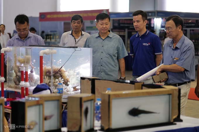 People visit a business booth at the event on the morning of September 29. Photo: Ngoc Thanh