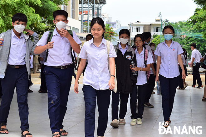 Candidates finished the specialized subject exams at Phan Chau Trinh High School in a relaxed mood.