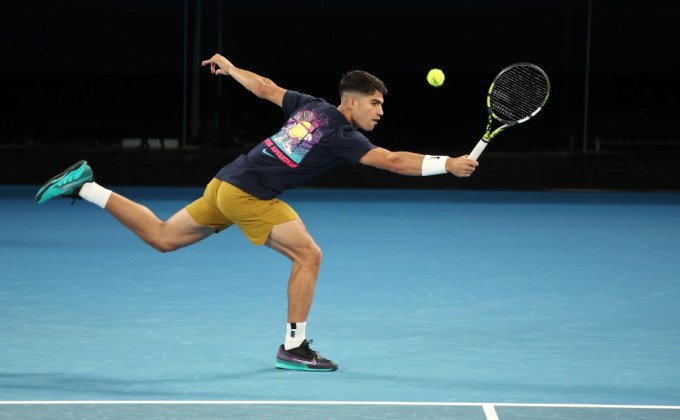 Alcaraz tập tại sân Rod Laver Arena ở Melbourne hôm 9/1. Ảnh: Tennis Australia