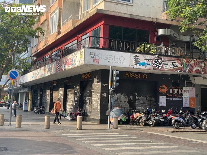 Ein Restaurant in der Nguyen Hue Straße (Bezirk 1) hat seine Räumlichkeiten zurückgegeben, aber seit mehr als 8 Monaten gibt es keinen neuen Mieter. (Foto: Dai Viet)