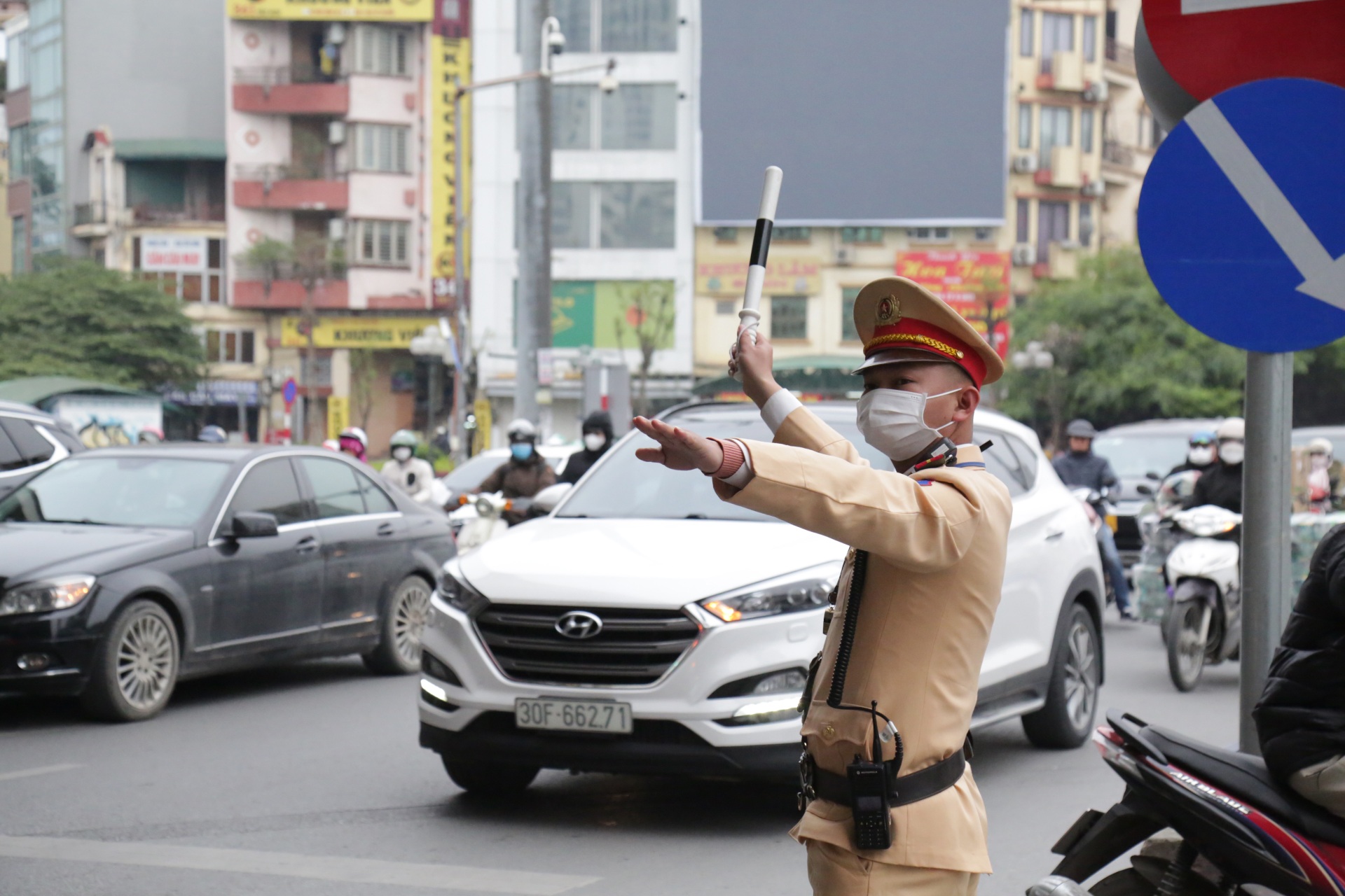 Giao thông Hà Nội ùn tắc ngày giáp Tết, CSGT căng mình phân luồng - 7