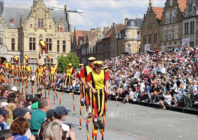 Die Königliche Stelzentruppe von Merchtem (Belgien) nimmt zum fünften Mal am Hue Festival teil