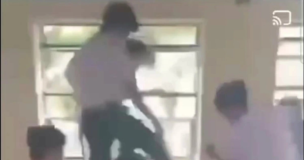 8 students suspended for using chairs and helmets to beat up their classmates in the middle of class