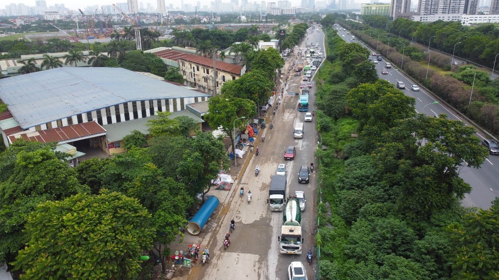 Construction 'bunkers' cause insecurity and traffic jams on Thang Long Avenue photo 1