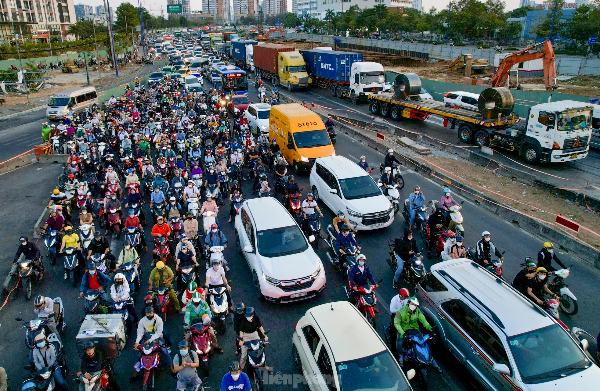 Giao thông hỗn loạn tại nút giao lớn nhất TPHCM vào giờ cao điểm ảnh 1