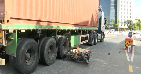 Tractor trailer collides with motorbike at intersection, husband and wife die on the spot