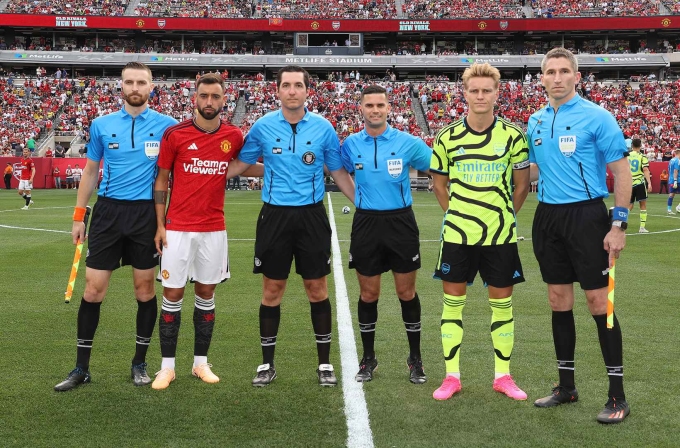 Bruno Fernandes (camiseta roja, izquierda) con el brazalete de capitán del Man Utd se tomó una foto de recuerdo antes de la victoria por 2-0 sobre el Arsenal en Nueva Jersey el 22 de julio. Foto: manutd.com