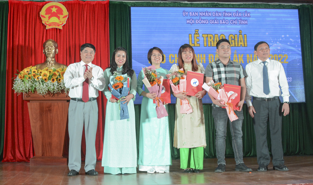 Authors and groups of authors won the A prize at the 3rd Dak Lak Provincial Press Award in 2023