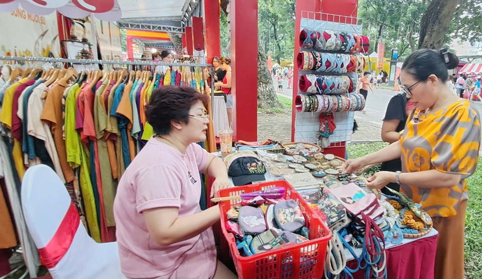 Người tiêu dùng thăm quan mua sắm hàng thủ công mỹ nghệ tại Lễ hội Quà tặng Du lịch Hà Nội 2024. Ảnh: Hoài Nam