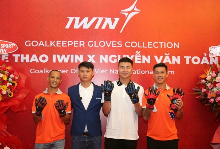 Van Toan (white shirt) with Ngo Dinh Thuan and Le Van Hung launched the glove model.