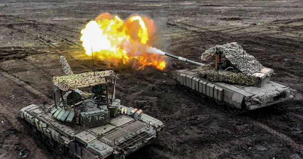 Xe tăng T-80 giúp Nga tiến lên ở Donetsk, Ukraine nói bắn hạ Su-25 của Nga