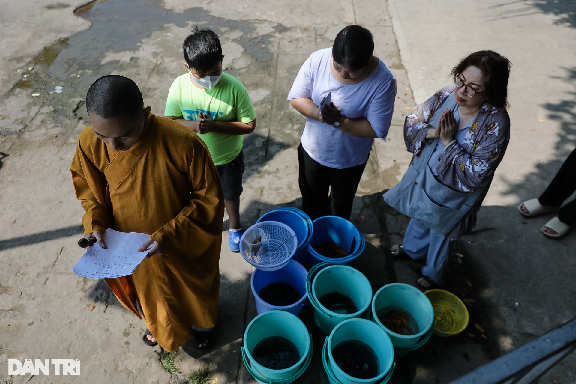 Người dân phấn khởi thả cá, không lo phương tiện của ông Táo bị vợt bắt - 11