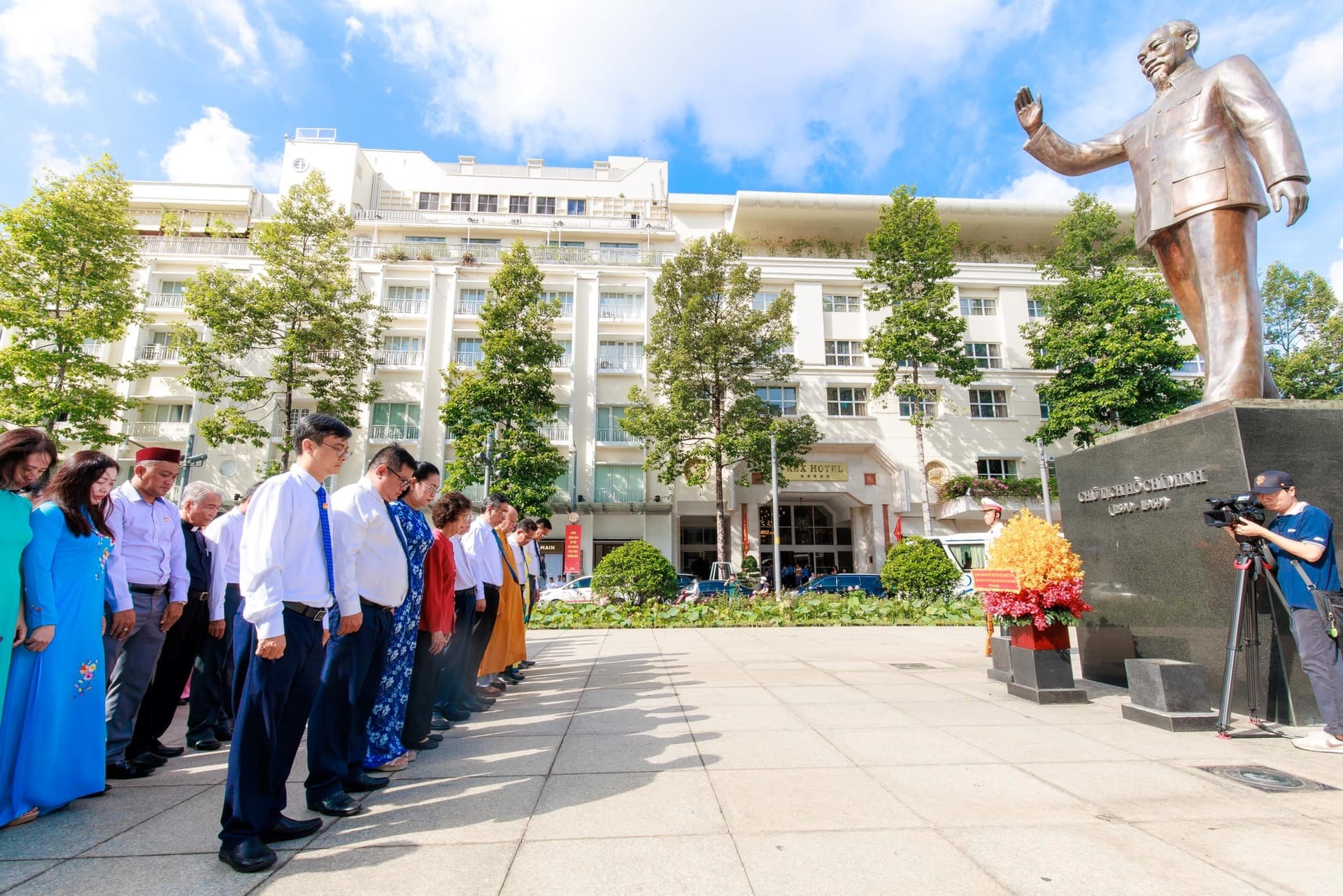 Comrade Nguyen Phuoc Loc, Deputy Secretary of the City Party Committee, Secretary of the Party Delegation, Chairman of the Vietnam Fatherland Front Committee of Ho Chi Minh City, and the delegation of the Vietnam Fatherland Front of Ho Chi Minh City offered flowers to commemorate President Ho Chi Minh.