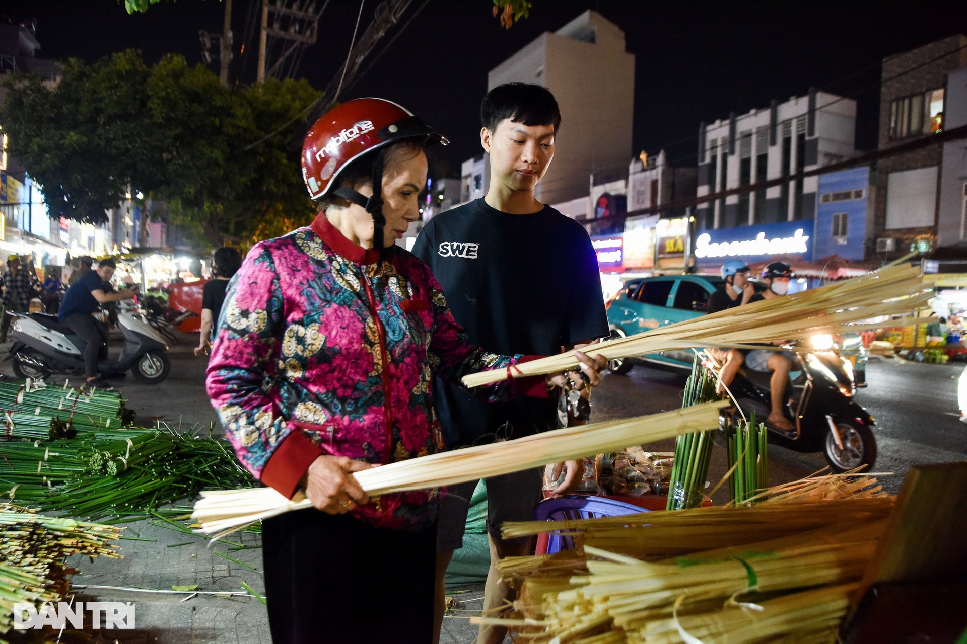 Tiểu thương bán tháo lá dong tại khu chợ một năm mở một lần ở TPHCM - 7