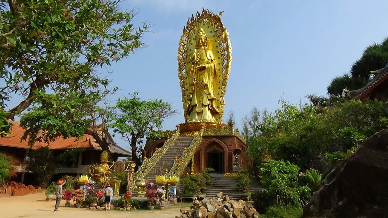 Visit Ngoc Hoa Pagoda in Quy Nhon to see the tallest pair of Buddha statues in Vietnam