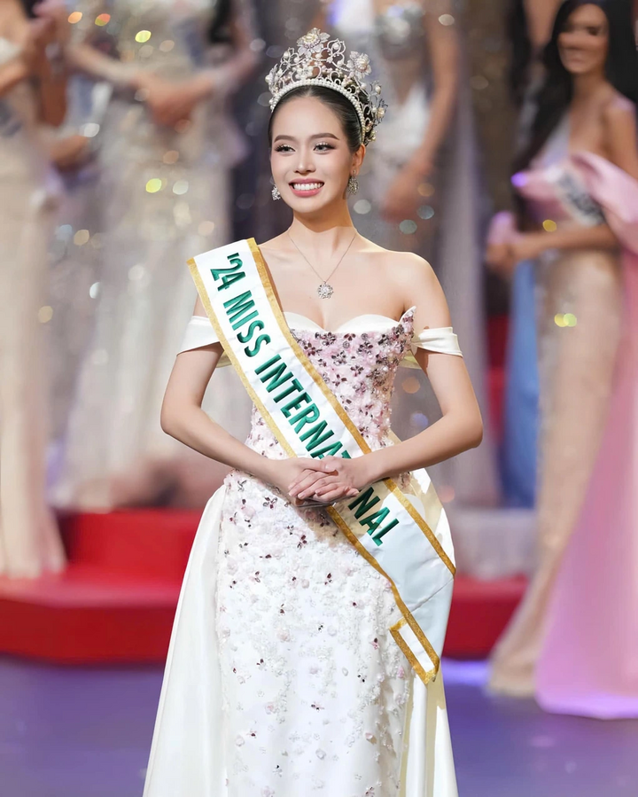 Huynh Thi Thanh Thuy excellently crowned Miss International 2024.