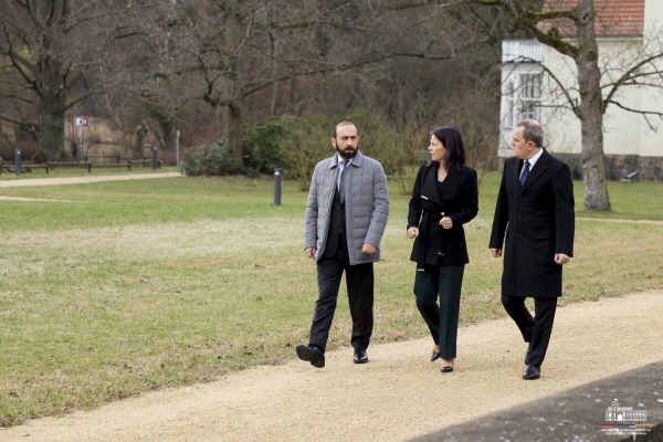 El presidente azerbaiyano denuncia la "amenaza oculta" de la UE y tranquiliza a Armenia en medio de las conversaciones de paz