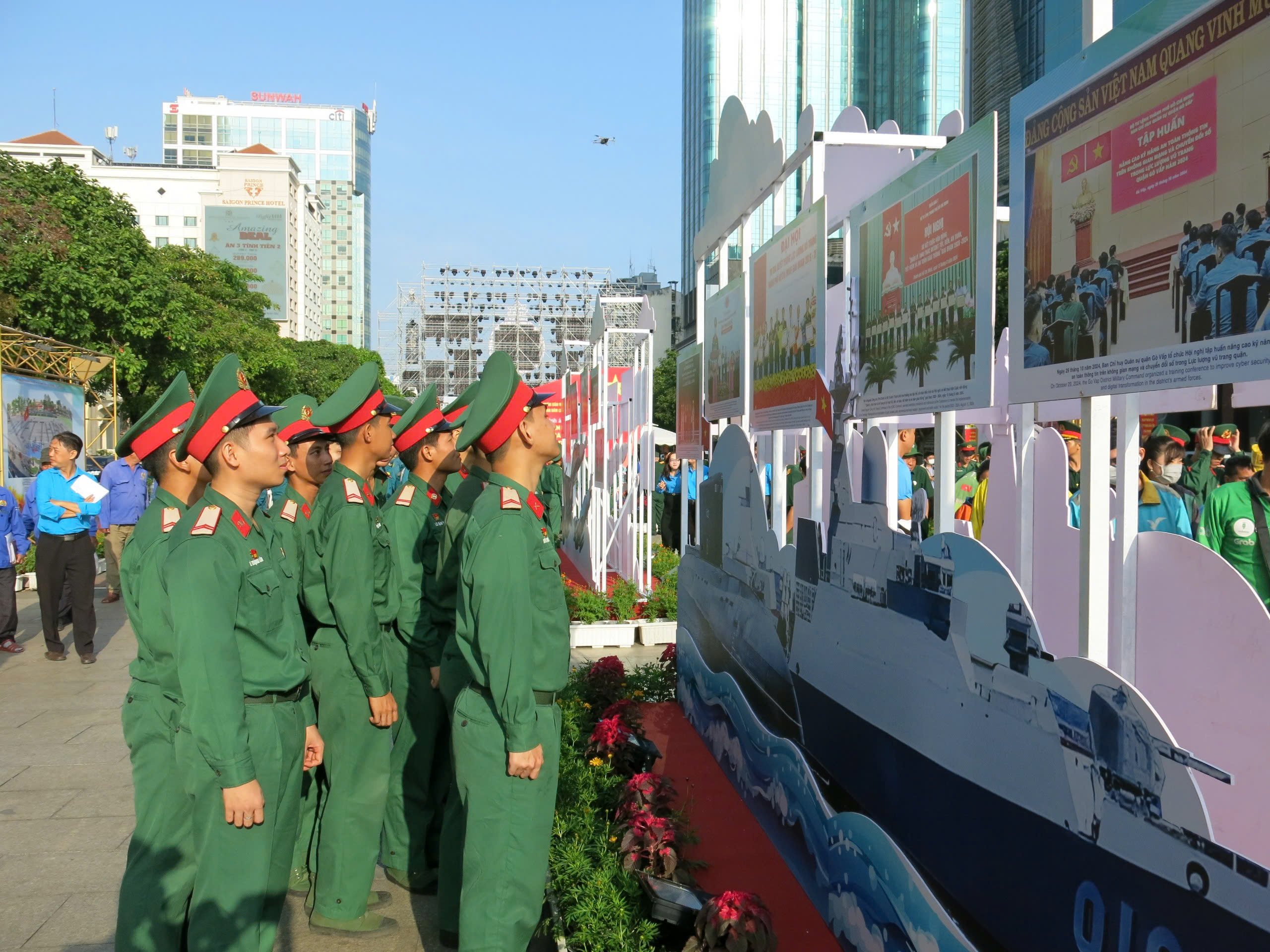 Khai mạc triển lãm 