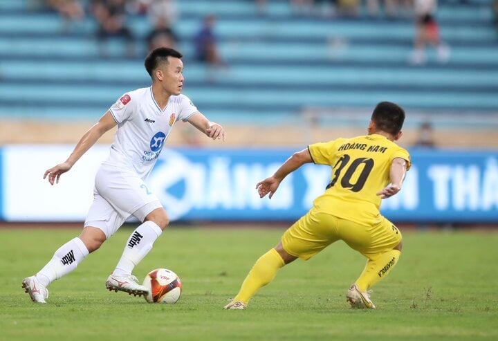 Nam Dinh Club (white shirt) lost to Hai Phong.