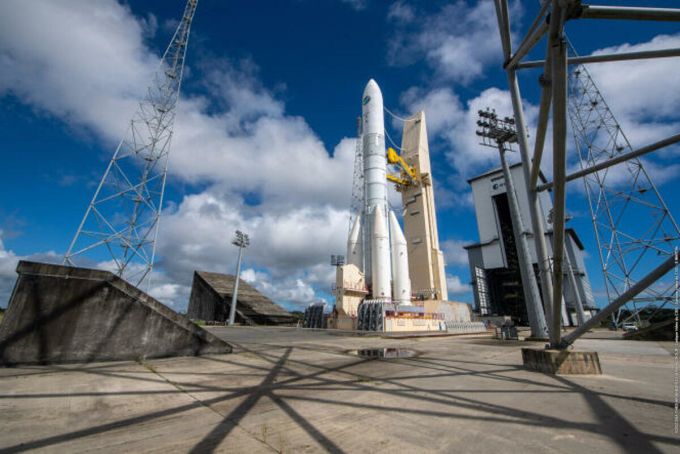 La fusée Ariane-6 sur le site de lancement du Port spatial européen à Kourou, en Guyane française, le 22 juin. Photo : AFP