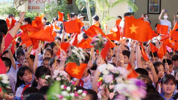 บรรยากาศพิธีเปิดโรงเรียน ณ โรงเรียนดิ่ญเตียนฮวง อำเภอฮ่องบัง ภาพ : เล ตัน